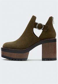 PULL&BEAR Botki na obcasie
