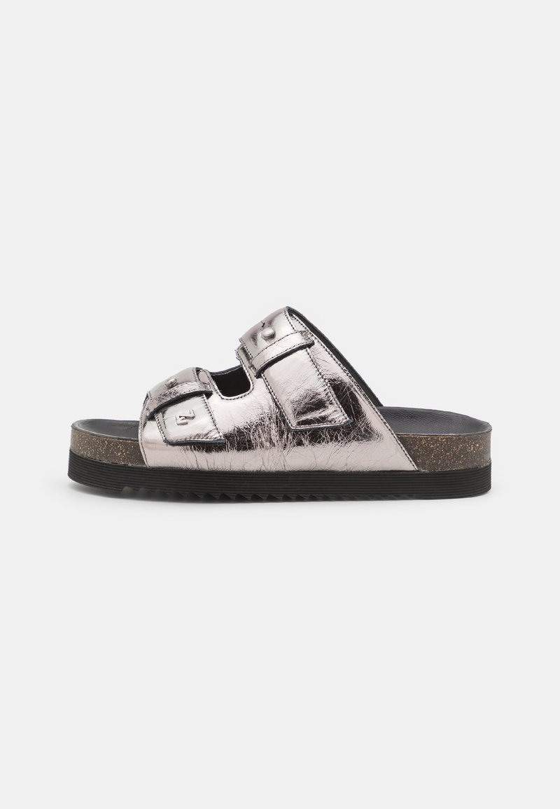 Sandale slide argent métallique avec deux brides réglables à boucle, semelle intérieure ergonomique et semelle extérieure noire texturée.