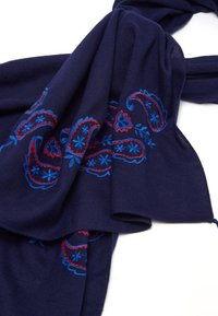 Écharpe marine en tissu doux, ornée de broderies complexes en rouge et bleu de style paisley et de motifs floraux le long des bords.
