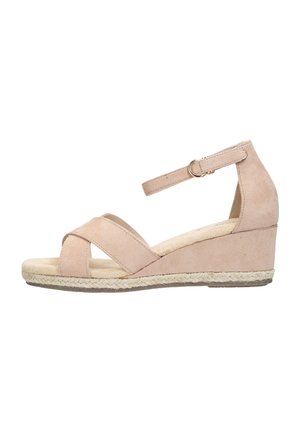 Beige kile sandaler med krydsede stropper, suede materiale, ankelstrop med spænde og en jute-lignende ydersål. Flad sål for komfort.