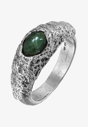 Sudraba gredzens ar teksturētu, organisku dizainu, centrā ir ievietots ovāls zaļš akmens. Gluda iekšējā josla komfortam.