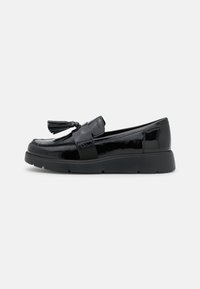 Mocassins en cuir verni noir avec un détail en gland, semelle en caoutchouc, bout rond et accents de couture. Texture lisse et design élégant.
