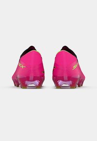 Nogometne kopačke u vibrantnoj ružičastoj boji s neonskim crnim naglascima i elegantnim, aerodinamičnim dizajnom. Teksturirana gornja površina, prozirna potplat s šiljastim đonovima.