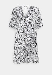 Vestido de manga corta en tejido blanco con un patrón de corazones negros, con escote en V, cierre de botones en la parte delantera y una cinta ajustable en la parte trasera.