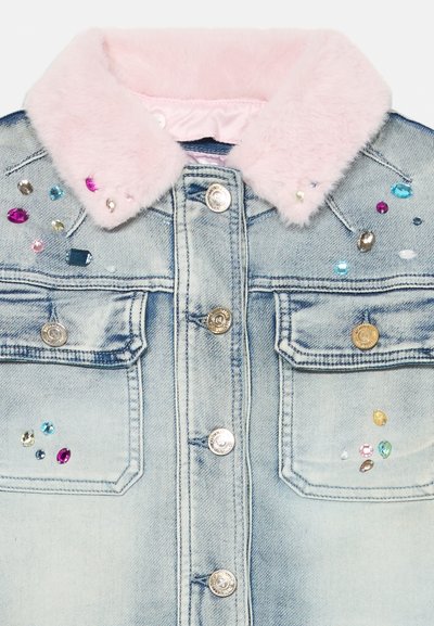 Chaqueta de mezclilla de color azul claro, con un cuello de piel sintética rosa, herrajes de botones plateados y varias decoraciones de gemas coloridas.