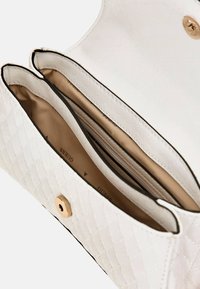 Borsa a tracolla bianca trapuntata con interno beige, hardware dorato e due scomparti. Presenta una chiusura a scatto e un esterno testurizzato.