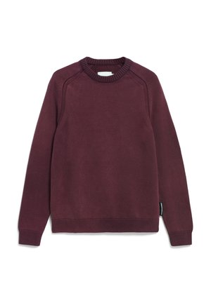 Ronde hals lange mouw gebreide trui in donker bordeaux met geribde manchetten en zoom, plat gelegd op een witte achtergrond.