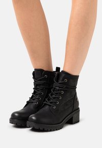 Refresh Botines con cordones - black