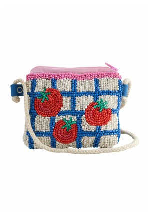 Geantă mică de tip crossbody cu mărgele, cu fermoar roz, model cu grilă albastră și roșii roșii pe fundal crem, având o curea împletită albă.