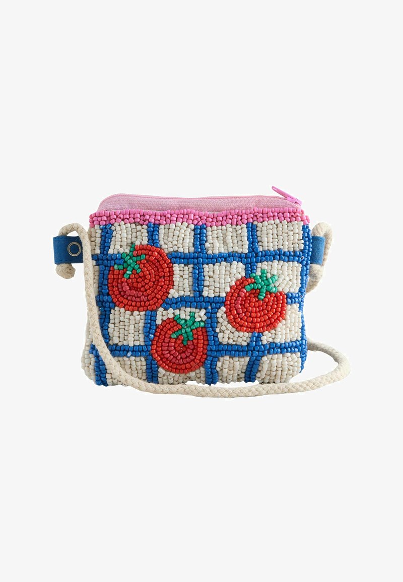 Petit sac bandoulière à perles avec fermeture éclair rose, motif en grille bleue et tomates rouges sur fond crème, doté d'une sangle blanche tressée.