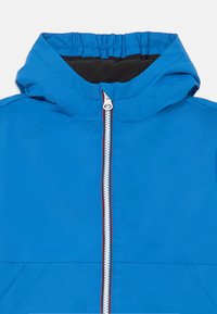 Blaues Kapuzenjacke mit Reißverschluss, ausgestattet mit einem kontrastierenden schwarzen Innenfutter und sichtbaren Nähten. Glatte Textur ohne Muster.