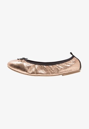 Ballerines en or rose fabriquées en cuir métallisé scintillant, avec une bordure élastique noire et un accent en nœud sur le bout. Semelle intérieure légèrement rembourrée.