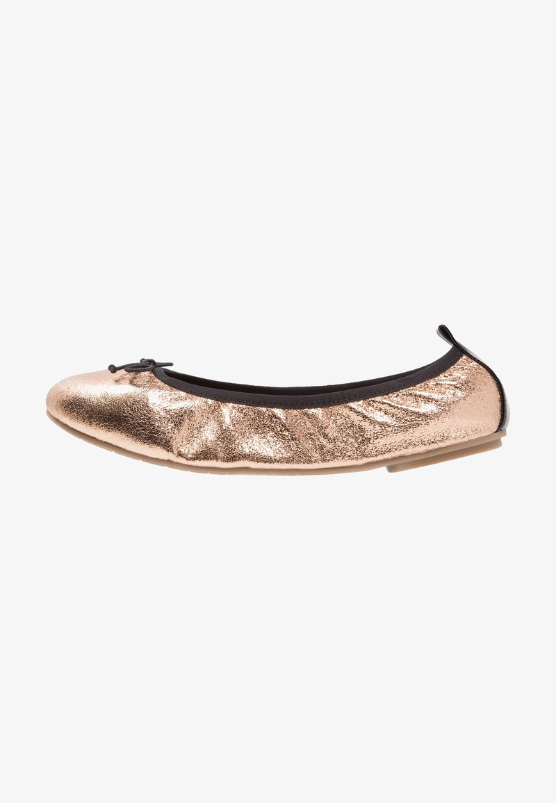 Bailarina de color oro rosado hecha de cuero metálico brillante con un ribete elástico negro y un lazo decorativo en la punta. Plantilla ligeramente acolchada.