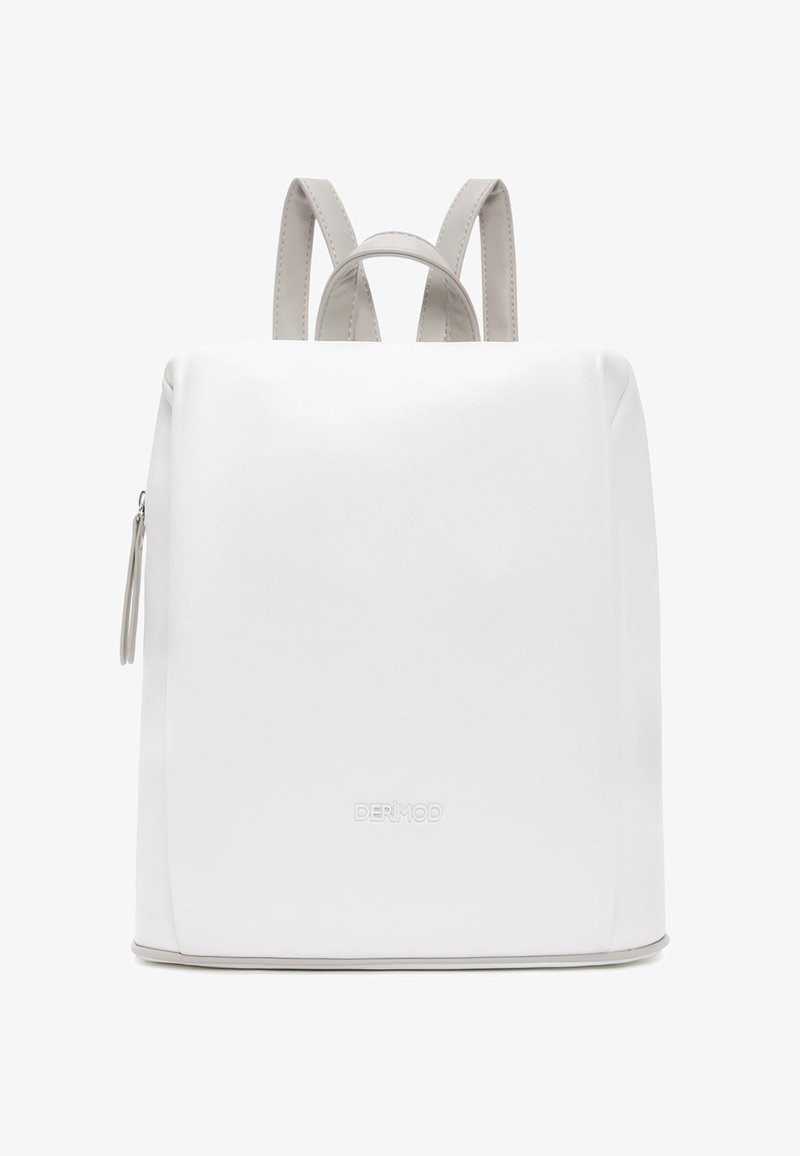 Witte, faux leren rugzak met een rechthoekige vorm, subtiele textuur en een ritsvak aan de zijkant. Voorzien van verstelbare grijze schouderbanden.