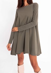 Langärmliges, olivgrünes Kleid mit lockerem Sitz, fließender Silhouette und weicher Textur. Verfügt über einen runden Ausschnitt und ein Lagen-Design.