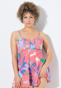 Vestido de baño multicolor en rosa coral, con patrones abstractos en azul y verde, tirantes ajustables tipo spaghetti y un escote fruncido con detalle de botones.
