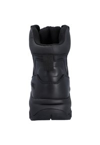 Zwarte hoge laars met een glad leren buitenkant, een gevoerde kraag en een geribbelde rubberen zool. Voorzien van een achterste trekkoord voor gemakkelijk aan- en uitdoen.