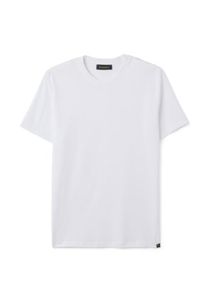 Camiseta blanca de manga corta con cuello redondo, con una pequeña etiqueta negra en el dobladillo inferior y una etiqueta de la marca en el interior del cuello.
