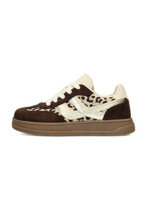 Niedriger Sneaker aus braunem Wildleder, Leopardenmuster-Stoff, beigen Lederakzenten, weißen Schnürsenkeln und brauner Gummisohle.