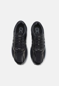 Under Armour APPARITION - Sneakers laag - black/metallic black/castlerock