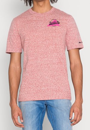 Camiseta de manga corta en mezcla roja que presenta un logo impreso en negro y rosa en el pecho y un sutil detalle de texto en una manga. Corte casual.
