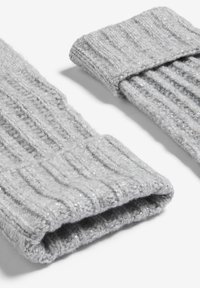 Hallid soonikkoes mansetid, mis on valmistatud pehmest materjalist ja millel on õrn sära. Igal mansetil on rullitud serv ja tekstuuriga viimistlus.