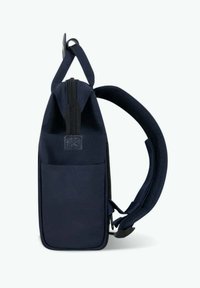 Dunkelblaue Stoff-Schultertasche mit Reißverschluss, Seitentasche, gepolstertem Tragegurt und quadratischer Form. Strukturiertes Material und minimalistisches Design.