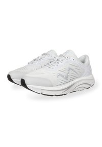 Zapatillas deportivas blancas con parte superior de malla texturizada, cuello acolchado y un diseño ondulado distintivo. Suela de goma negra para mayor tracción.
