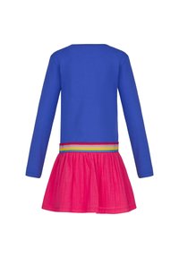 Dlouhý rukáv modrého topu s barevným pruhovaným pasem, který přechází do růžové, rozšířené sukně na spodním okraji.