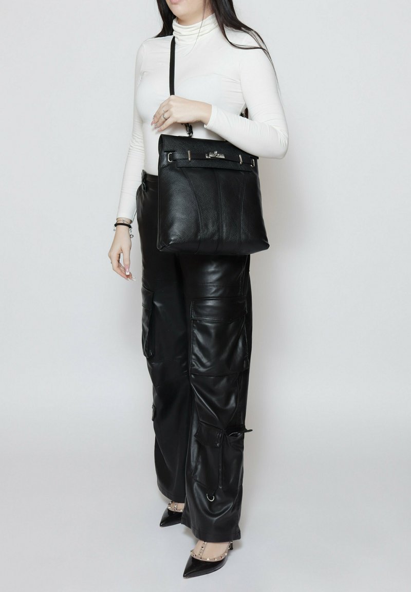 Roberta Rossi CONVERTIBLE INTO - Rugzak - black