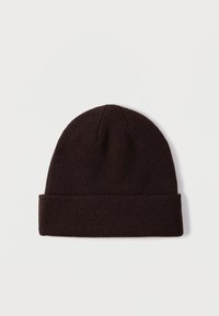Gorro de punto marrón con textura suave, que presenta un puño plegable y parte superior redondeada. Hecho de material elástico para un ajuste ceñido.