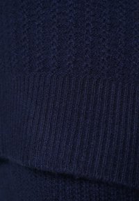 DESIGNERS REMIX Sweter