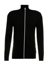 Černý svetr na zip s vysokým límcem, který má strukturovaný žebrovaný vzor a kontrastní bílý zip. Dlouhé rukávy a přiléhavý střih.