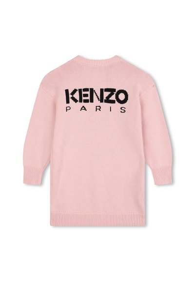Pull en tricot rose présentant le logo KENZO et PARIS en noir. Manches longues, bords côtes aux poignets et à l'ourlet, texture douce, coupe décontractée.