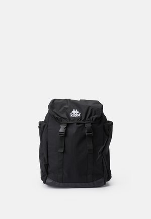 Must sõlme must seljakott, valmistatud tekstureeritud nailonist. Omab reguleeritavaid rihmasid, klapiga ülemist osa ja esistroppe. Külgedel on hoiustamisruum.