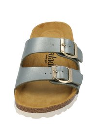 Sandales à glissière en cuir bleu clair avec deux sangles réglables, ornées de boucles métalliques, un pied en liège et une semelle en caoutchouc blanche.