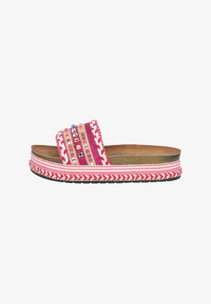 Farverig slidesandal med en bred rem, der har et vævet design i pink og orange, pyntet med perler, på en gepudset sål.