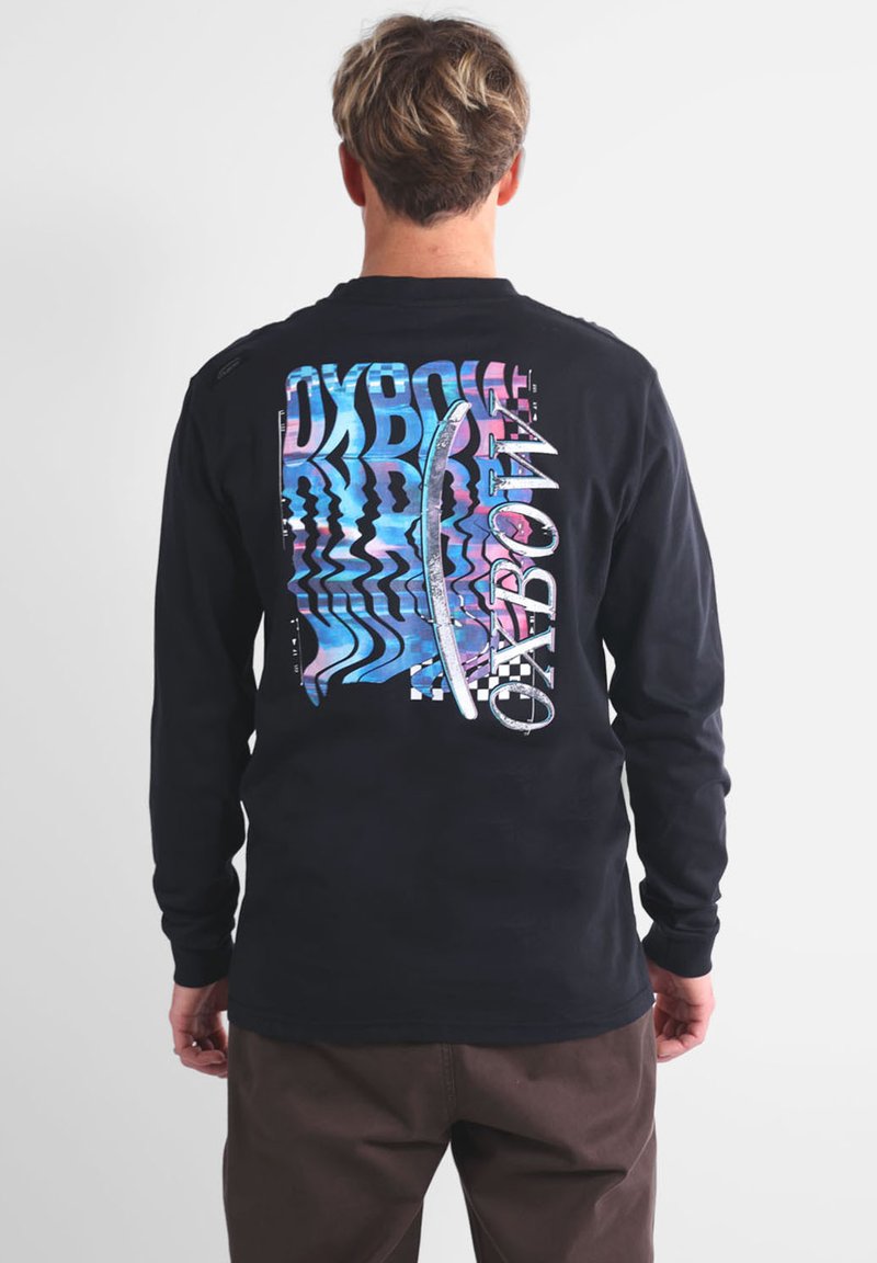 T-shirt noir à manches longues avec un design graphique coloré au dos, comprenant des formes abstraites et le mot "Oxbow" dans un motif ondulé.