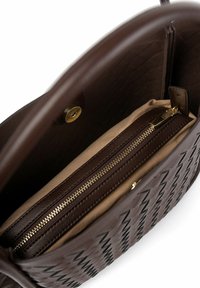 Borsa a tracolla in pelle intrecciata marrone con una trama liscia, caratterizzata da un interno beige e una tasca con zip dorata. Dettaglio della chiusura a scatto visibile.
