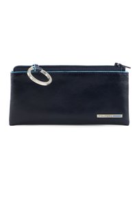 Portafoglio in pelle blu navy con superficie liscia, chiusura a zip e dettagli in metallo argentato. Presenta un accento blu e un attacco per portachiavi circolare.