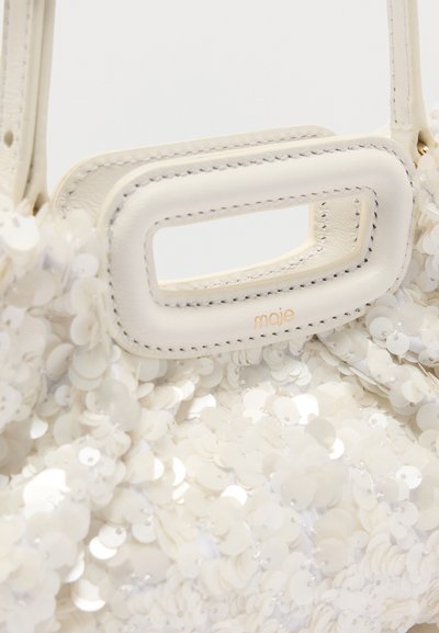 Λευκή δερμάτινη τσάντα χειρός με ορθογώνια λαβή με κοπή και πυκνά καλυμμένη επιφάνεια από λευκές παγιέτες, με το λογότυπο "maje" σε χρυσό.