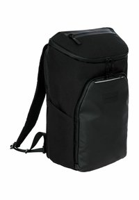 Mochila negra con un exterior de tela suave, diseño elegante, un compartimento superior con cremallera y un bolsillo frontal con cremallera de acabado suave.