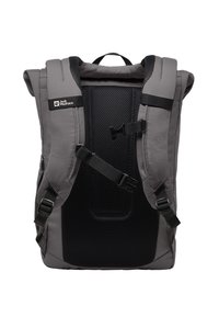 Grauer Rucksack mit gepolstertem Mesh-Rücken, verstellbaren Trägern, einem oberen Griff und seitlichen Schnallen für einen sicheren Verschluss. Auf der Vorderseite befindet sich ein Markenlogo.