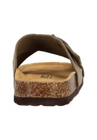 Sandale avec semelle en liège marron et tige en daim vert, dotée de deux brides réglables et d'une semelle extérieure texturée pour une meilleure adhérence.