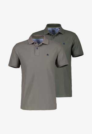 Zwei Poloshirts für Herren, eines vorne in Hellbraun und eines hinten in Dunkelgrün, beide mit kurzen Ärmeln und kleinen gestickten Logos auf der Brust.