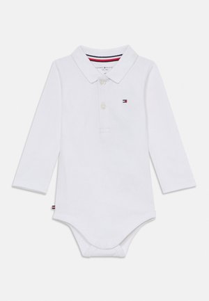 Balti kūdikio smėlinukė ilgomis rankovėmis, su apykakle, dviem priekiniais mygtukais ir mažyliu Tommy Hilfiger logotipu ant krūtinės ir šono.