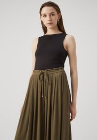 ONLY ONLCHIARA PANTS - Auduma bikses - khaki