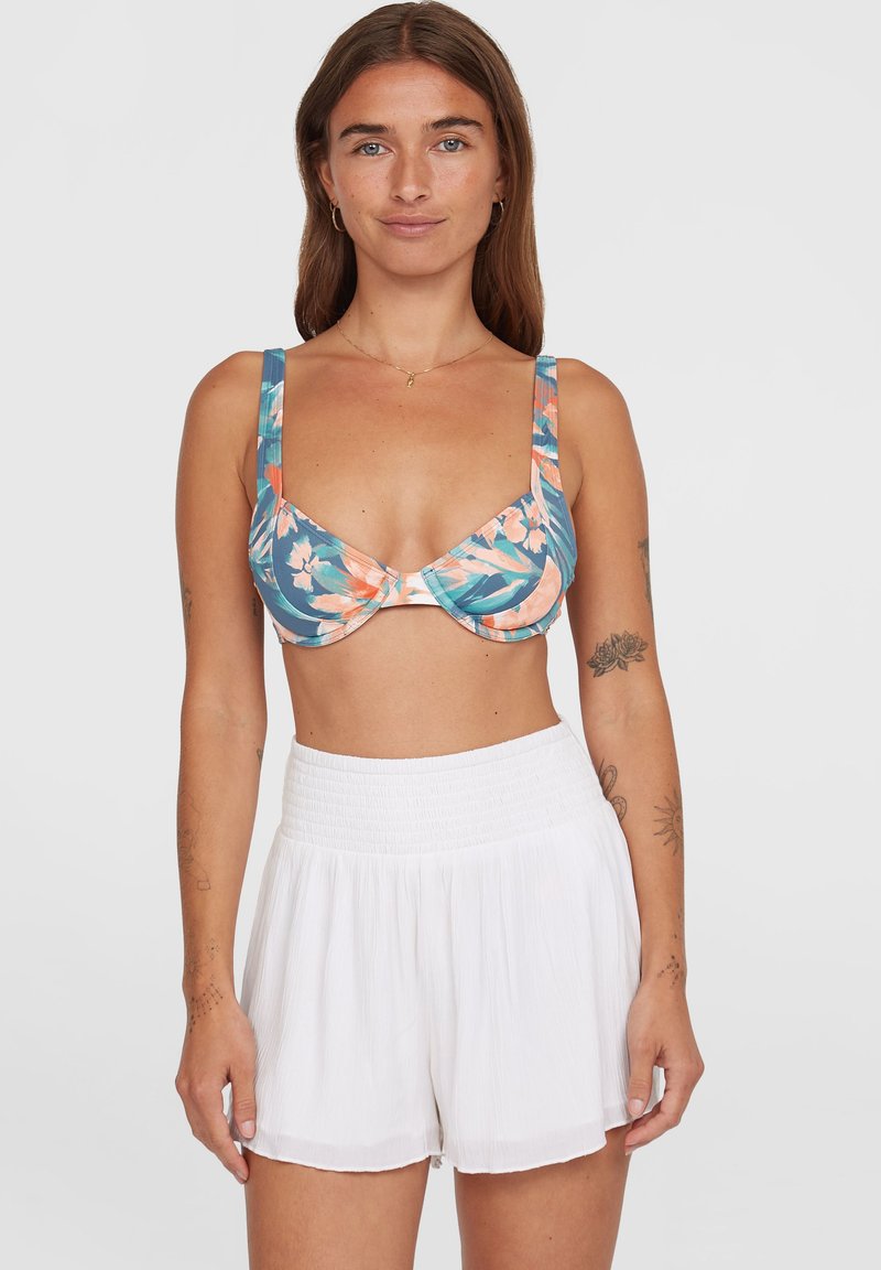 Bikini-top met bloemprint in blauw, oranje en wit, voorzien van brede banden en een ondersteunend ontwerp. Gepaard met witte, textuur hoge taille shorts.