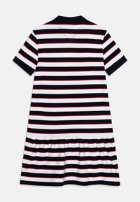 Sukienka w paski z poziomymi paskami w kolorach czarnym, białym i czerwonym, krótkimi rękawami, kołnierzykiem polo oraz pojedynczym falbanym dołem. Miękka tekstura materiału.
