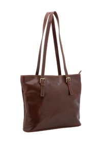 Bruine leren tote bag met twee lange handvatten, een gladde textuur en gestikte details. Bevat metalen hardware bij de bevestigingen van de handvatten.